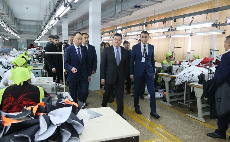  Сегодня Аскар Мамин и сопровождавшие его министры побывали на швейной фабрике «Большевичка»