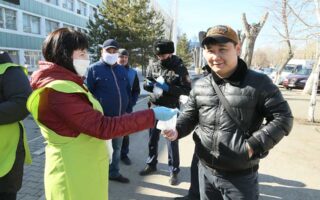 Полицейские и сотрудники фабрики «Большевичка» раздавали на улице маски